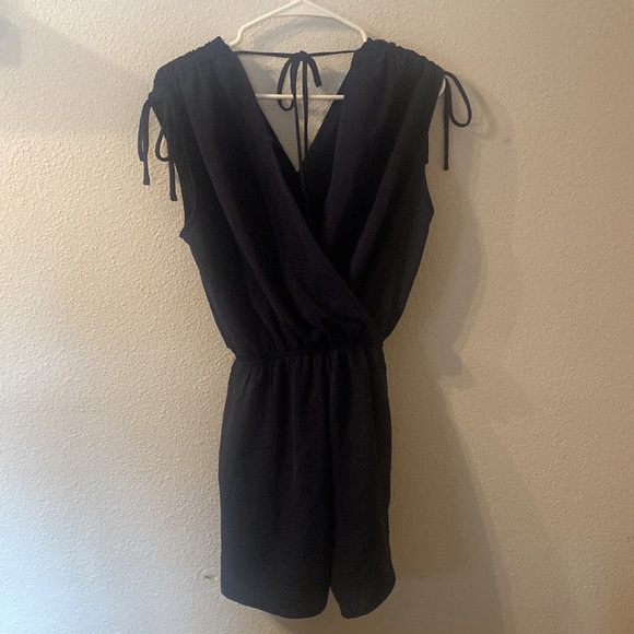 NWT Gilli deep vneck romper size small - Picture 8 of 8